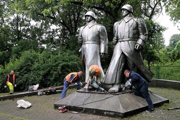 Demontaż Pomnika Wdzięczności w Dąbrowie Górniczej