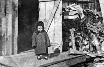 Deportowane tatarskie dziecko, 1944 rok.