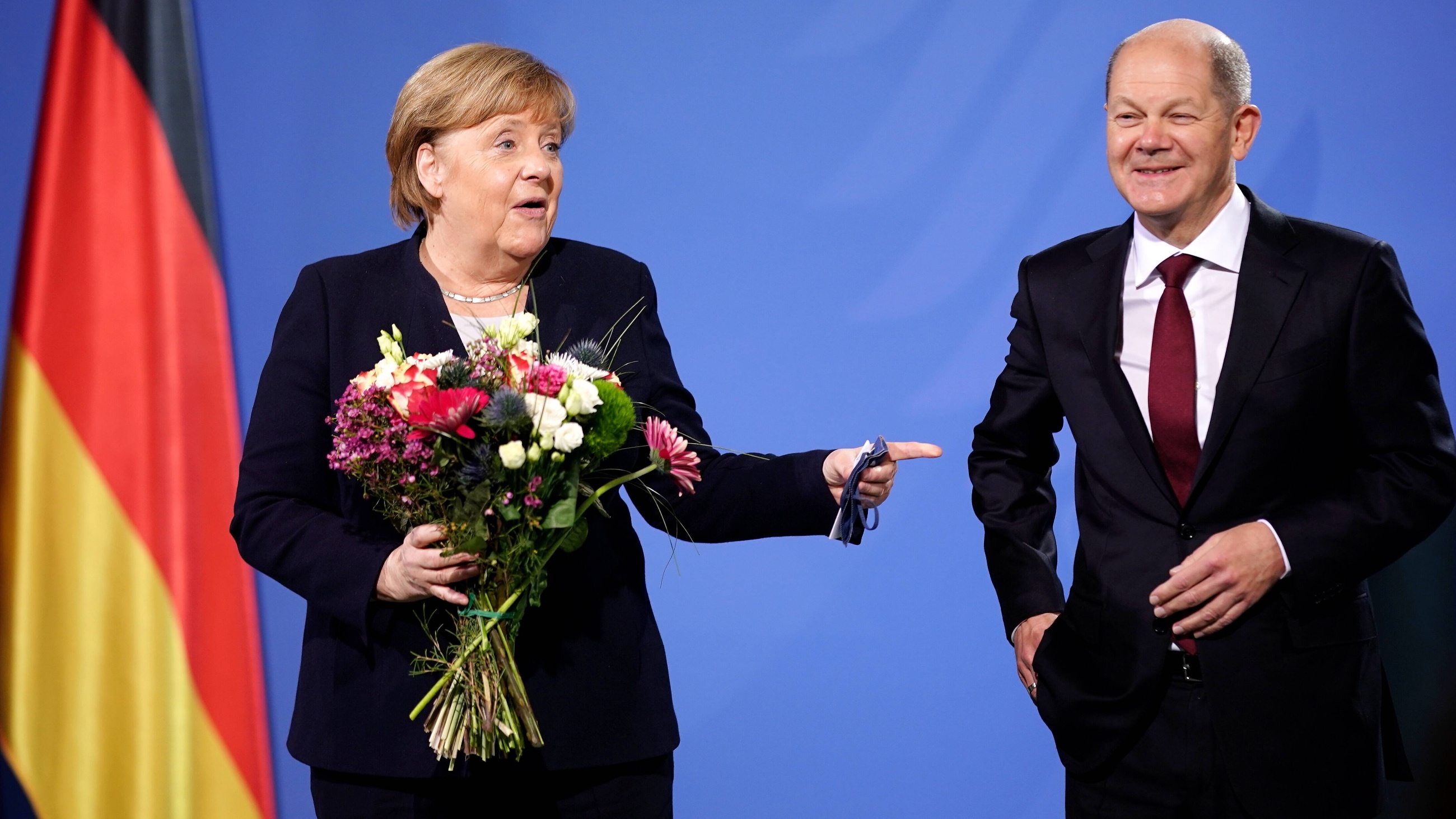 Angela Merkel i Olaf Scholz na ceremonii przekazania władzy