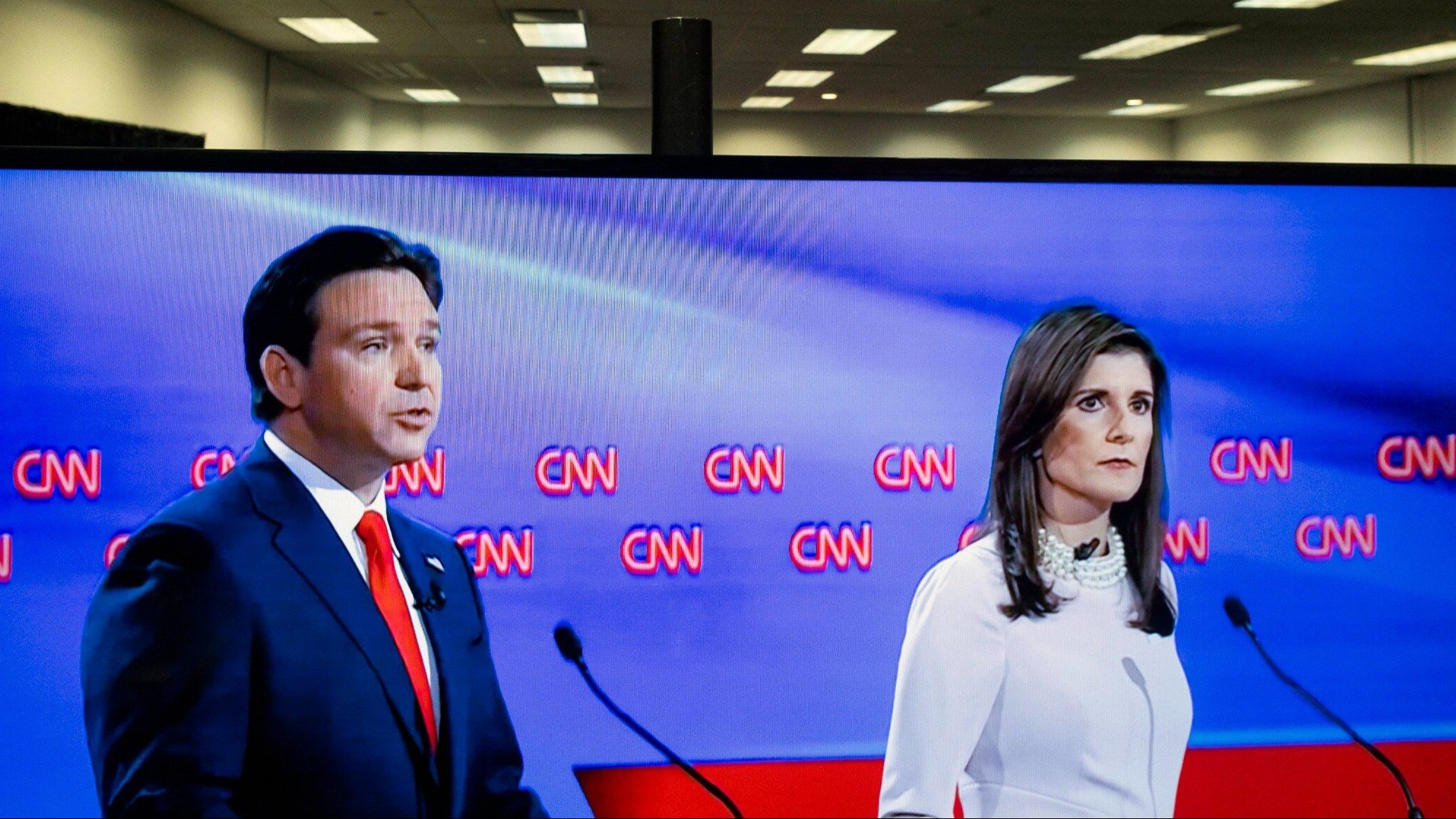 Ron DeSantis i Nikki Haley podczas debaty CNN