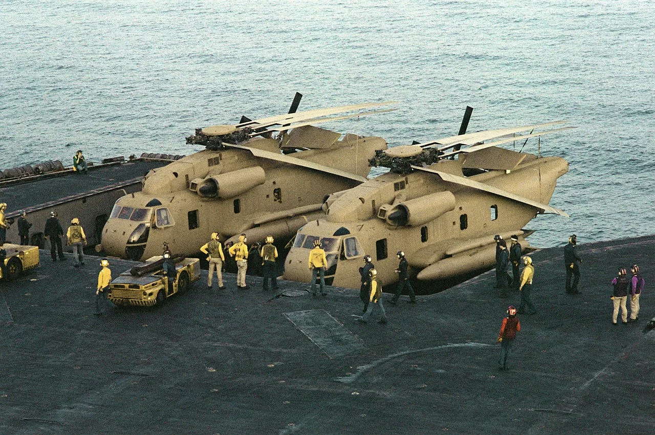 Śmigłowce Sikorsky CH-53 Sea Stallion na pokładzie USS „Nimitz”