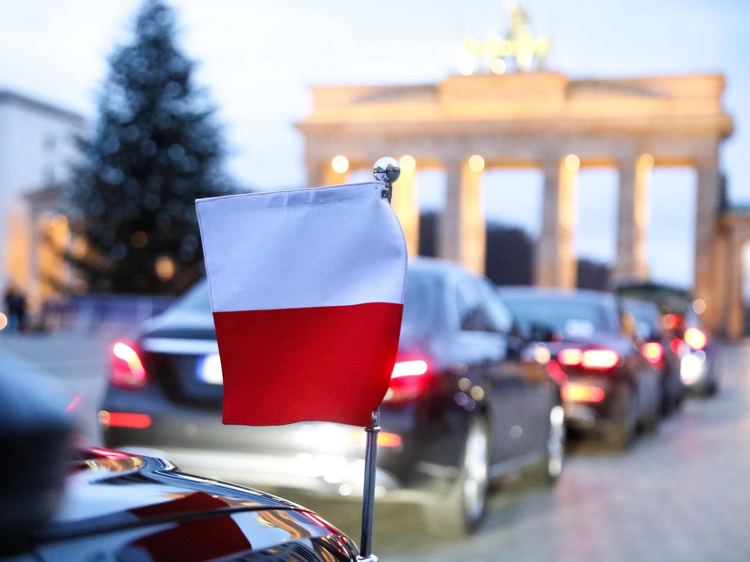 Berlin. Flaga Polski na tle Bramy Brandenburskiej, zdjęcie ilustracyjne