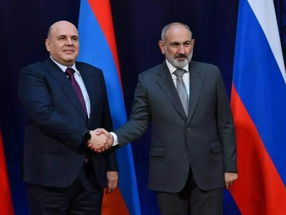 Premier Rosji przywitany w Armenii przez premiera tego kraju Nikola Paszyniana