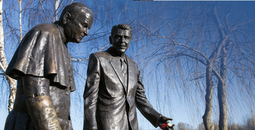 Dlaczego w czasach zimnej wojny, w latach, gdy błyszczały postacie Ronalda Reagana i Jana Pawła II (na zdjęciu ich gdański pomnik), kwestia konfliktu z Moskwą wydawała się tak prosta, a dziś nawet w Polsce dla wielu osób sprawa nie wydaje się jednoznaczna