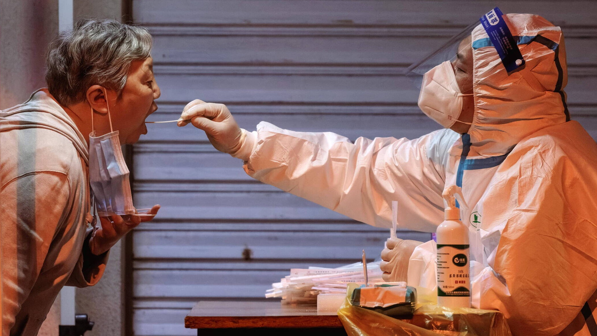 Zhengzhou w Chinach. Mężczyzna testowany na COVID. Zdj. ilustracyjne