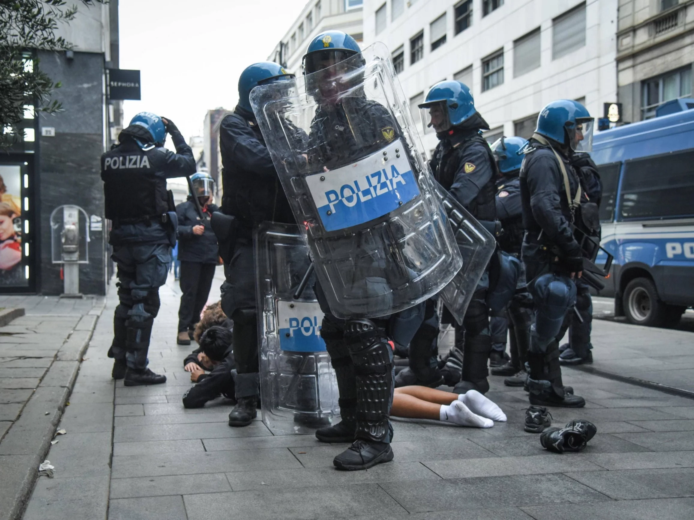 Włoska policja podczas zamieszek w Mediolanie