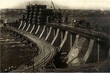 Dnieprzańska Elektrownia Wodna w trakcie budowy