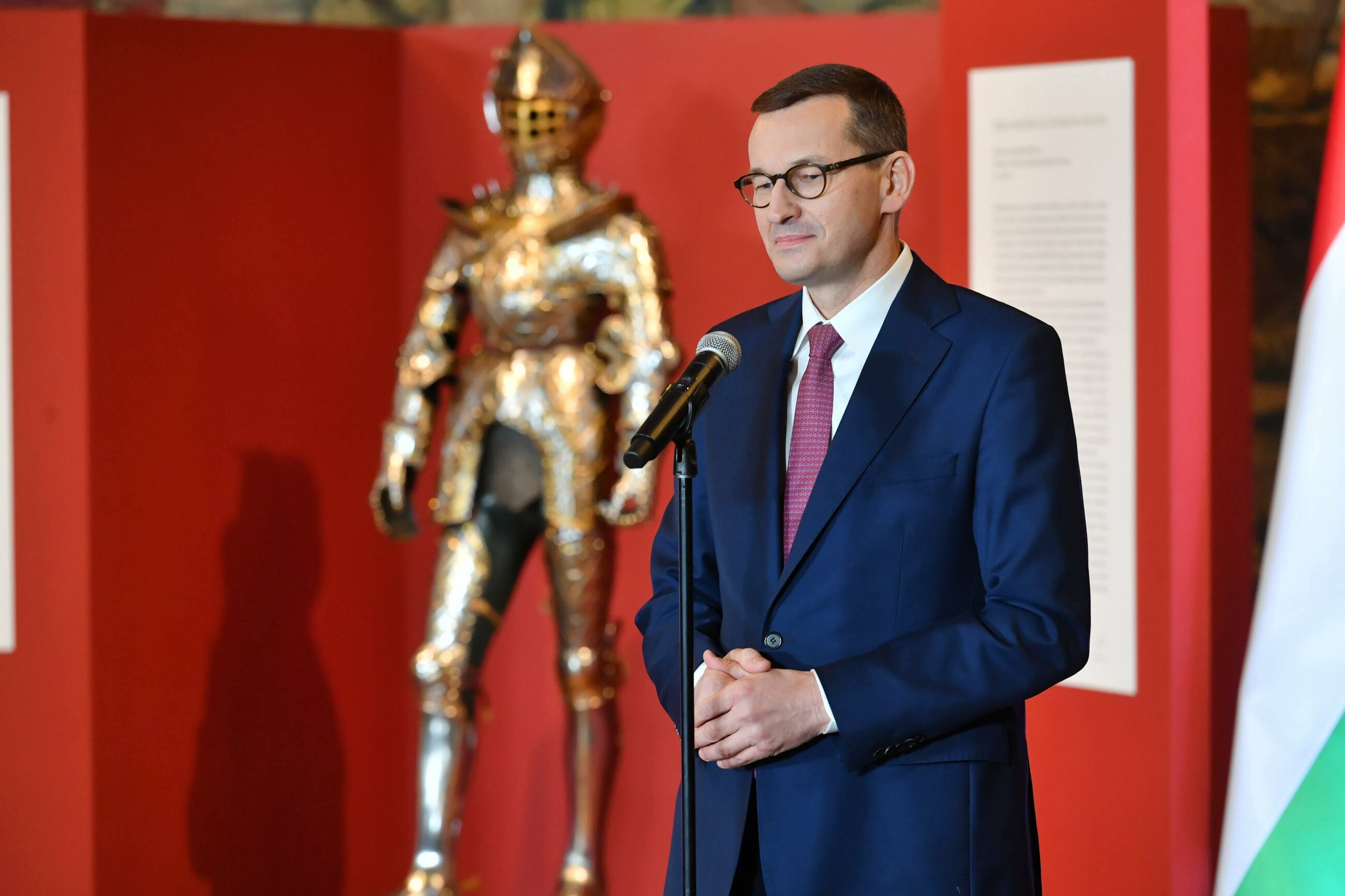 Premier Mateusz Morawiecki podczas uroczystości na Zamku Królewskim na Wawelu w Krakowie