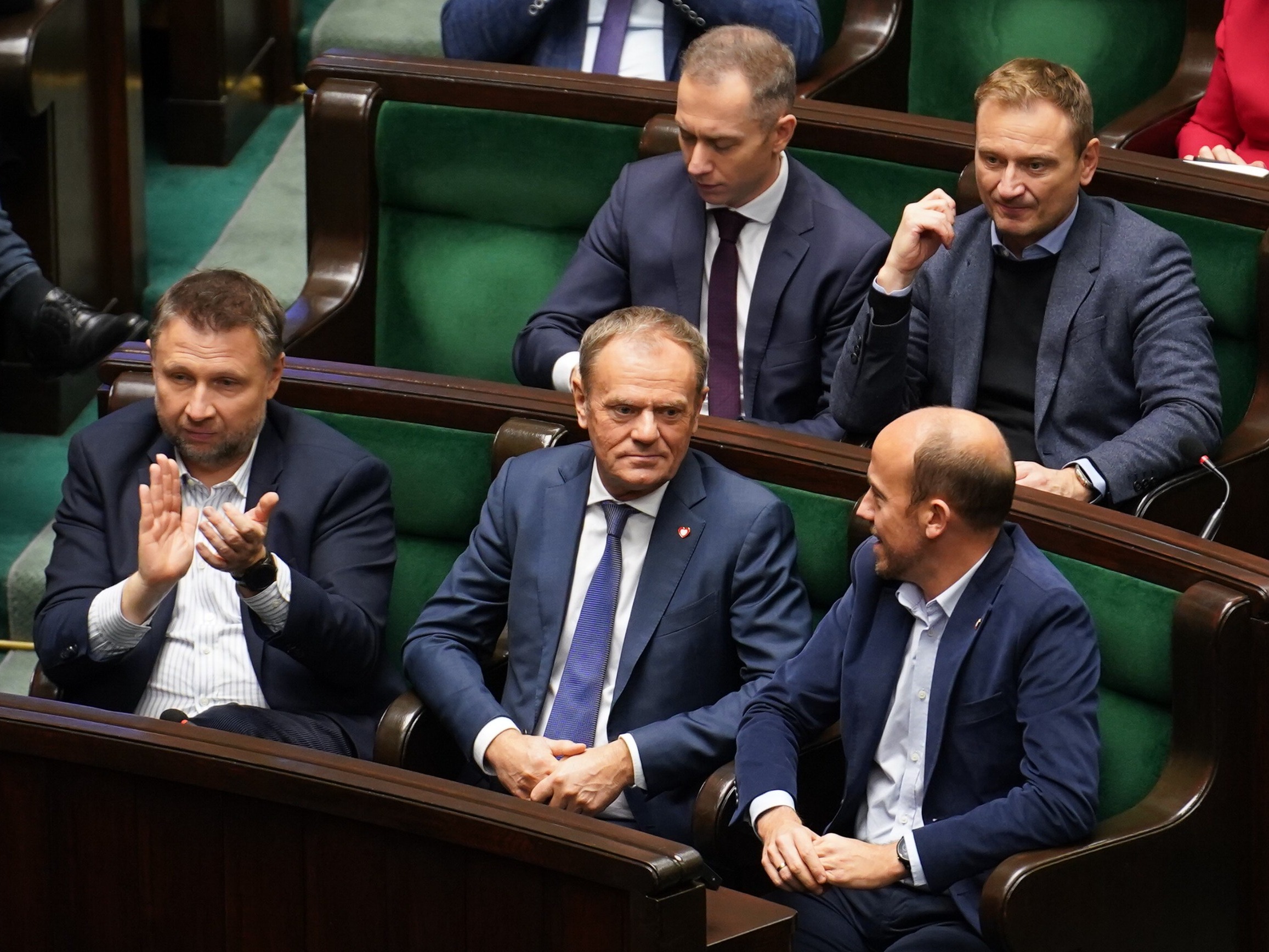 Donald Tusk w otoczeniu posłów KO w Sejmie