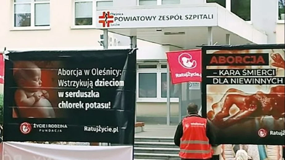 Publiczny Różaniec o zatrzymanie aborcji pod szpitalem w Oleśnicy, w którym w łonie, dwa tygodnie przed terminem porodu, poprzez wstrzyknięcie do serca roztworu chlorku potasu został zabity Felek