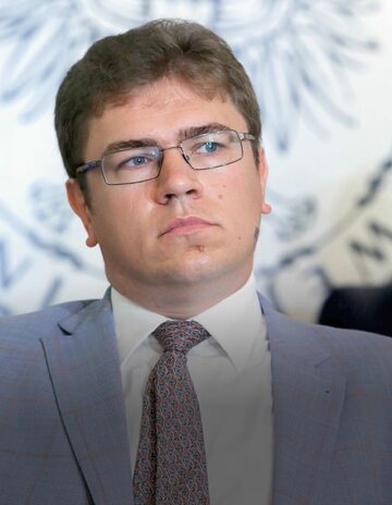 Doktor Łukasz Adamski, wicedyrektor CPRDiP, jest politologiem i historykiem. Zajmuje się m.in. sprawami Ukrainy