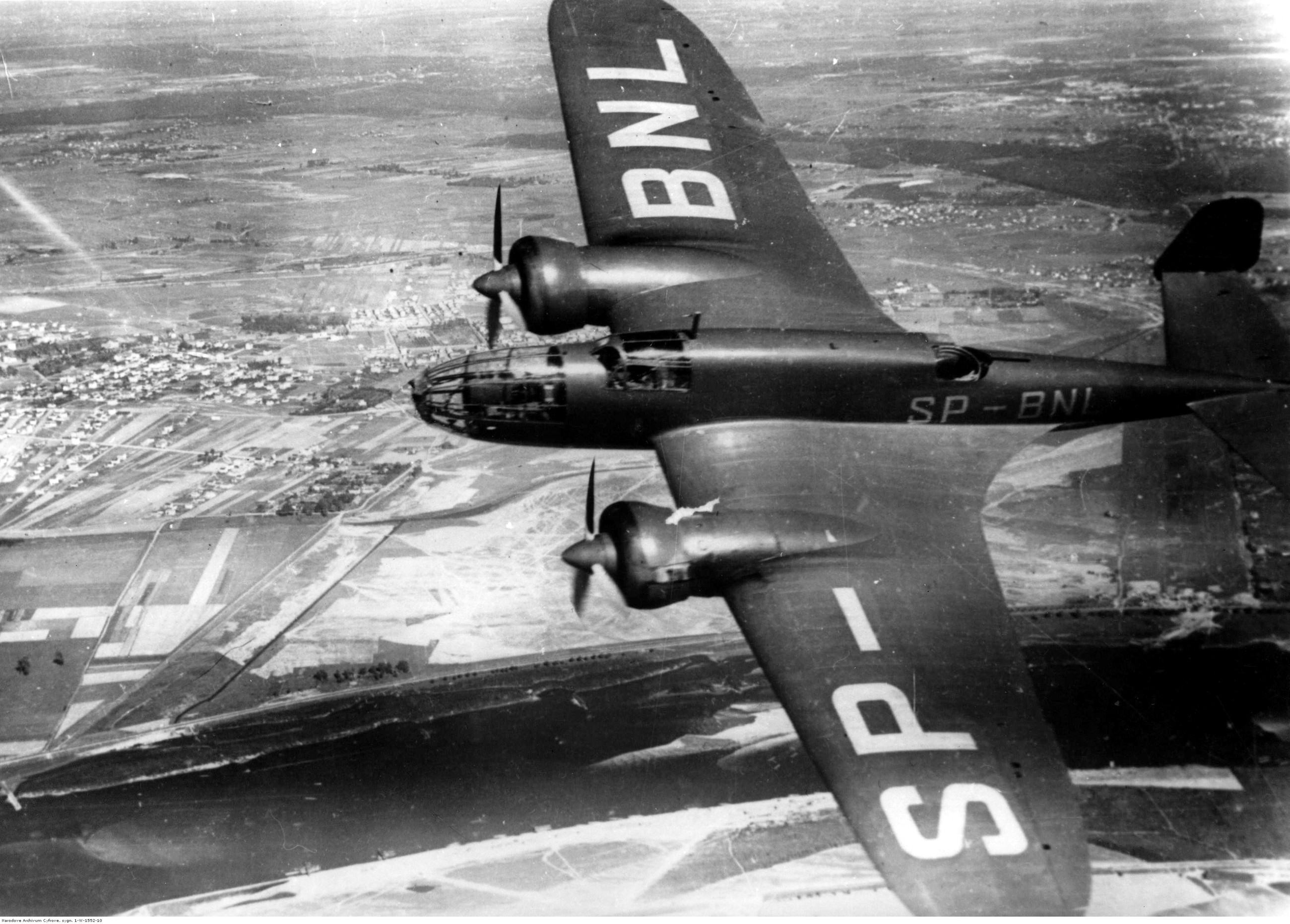 Samolot PZL-37 "Łoś" z cywilnymi znakami rozpoznawczymi SP-BNL podczas lotu nad Warszawą. Widoczna Wisła i zabudowa Gocławia. Rok 1939