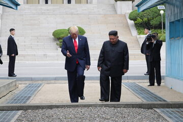 Donald Trump i Kim Dzong Un w strefie zdemilitaryzowanej