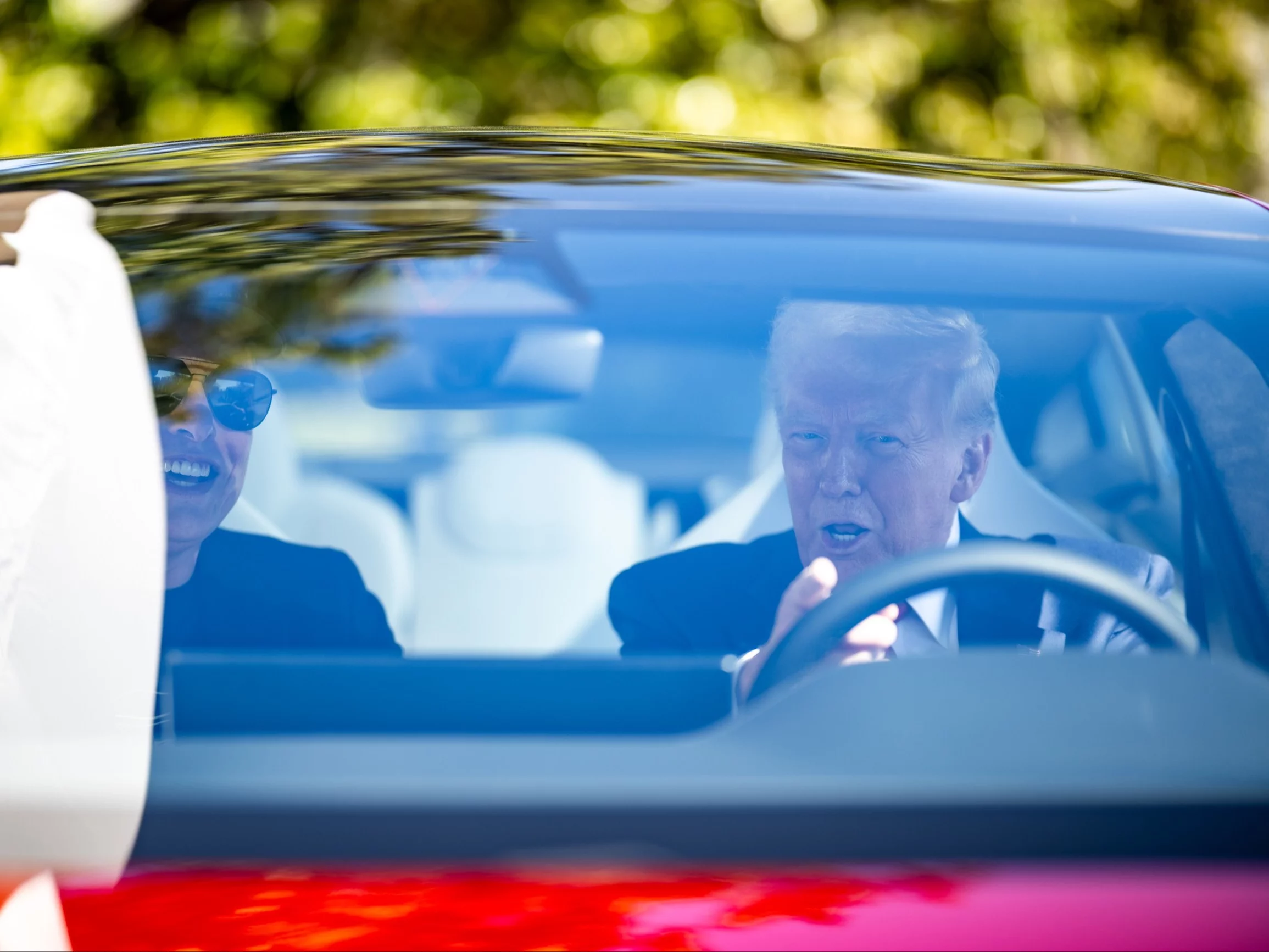 Donald Trump i Elon Musk podczas przejażdżki Teslą