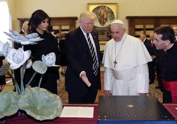 Donald Trump wraz z żoną Melanią podczas rozmów z papieżem Franciszkiem