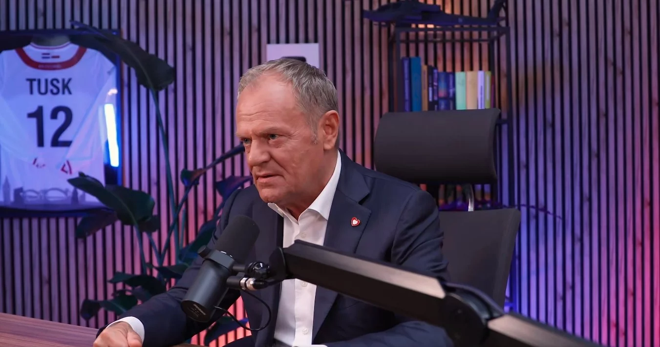 Premier Donald Tusk nagrywa filmik na swoim kanale YouTube