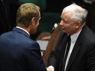 Donald Tusk (L) i Jarosław Kaczyński (P) w Sejmie