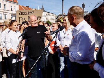 Donald Tusk (PO) podczas spotkania z mieszkańcami na Rynku w Kępnie