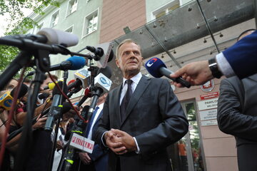 Donald Tusk podczas konferencji prasowej po wyjściu z Prokuratury Krajowej przy ulicy Rakowieckiej w Warszawie