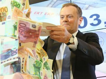 Donald Tusk przy okolicznościowym torcie ozdobionym jadalnymi banknotami