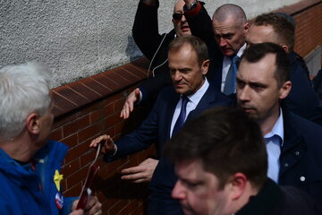 Donald Tusk wchodzi do budynku wydziału ds. wojskowych Prokuratury Okręgowej w Warszawie