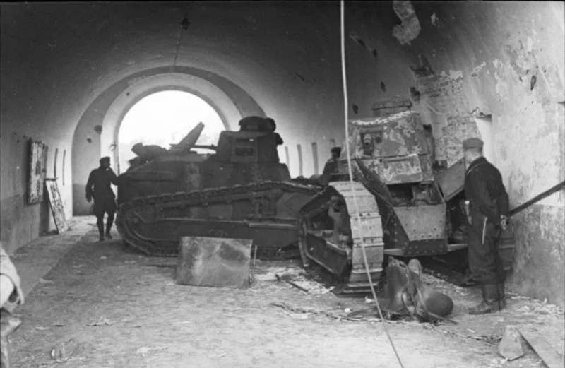 Obrona twierdzy brzeskiej (1939). Polskie czołgi Renault FT w bramie cytadeli twierdzy