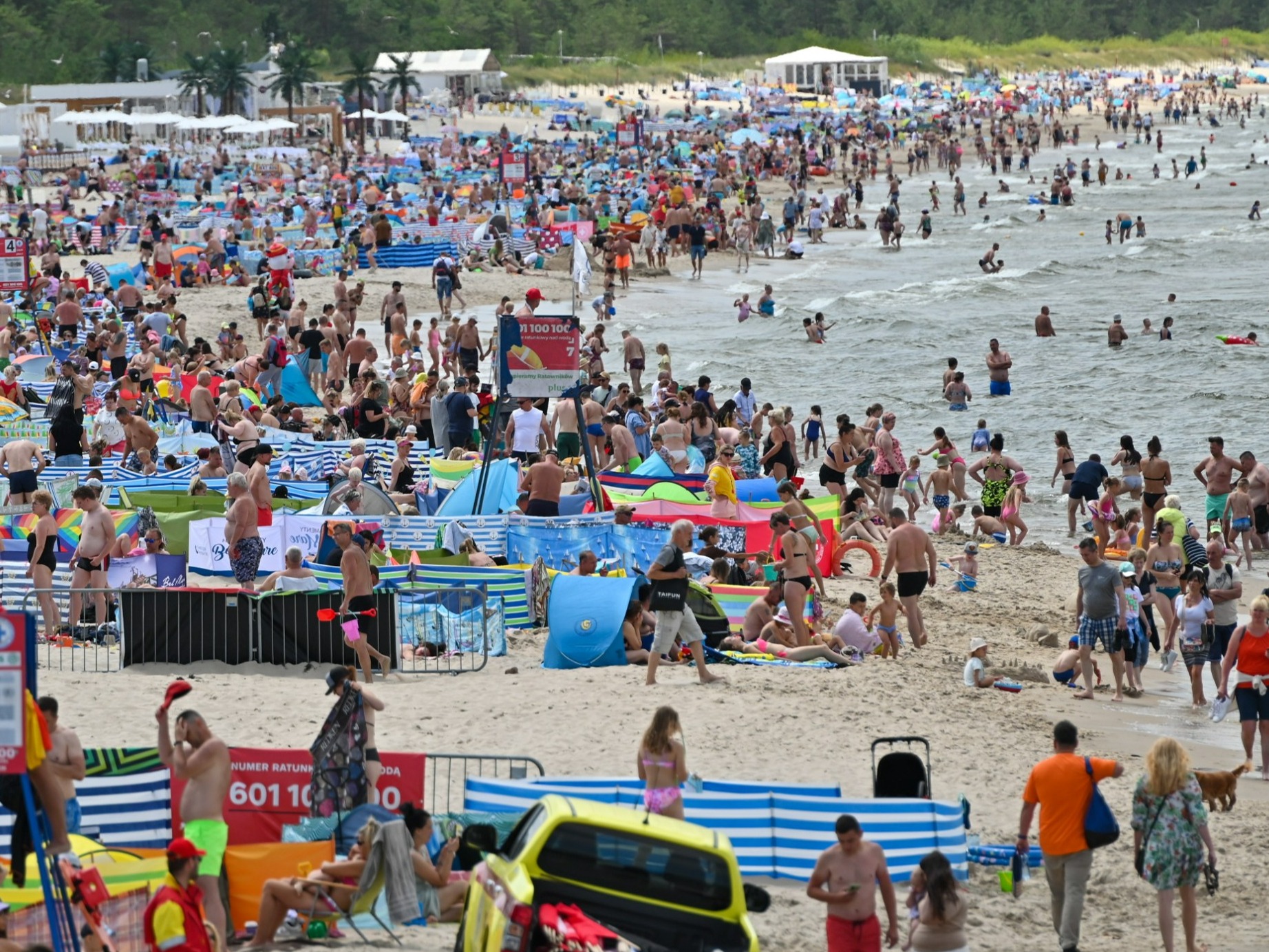 Wakacyjny wypoczynek na plaży w Międzyzdrojach