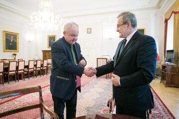 Dr hab. Przemysław Mrozowski i wicepremier prof. Piotr Gliński