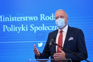 dr Michał Sutkowski podczas konferencji prasowej w siedzibie Ministerstwa Rodziny i Polityki Społecznej