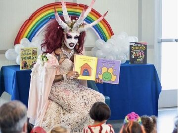 Drag queen czyta dzieciom