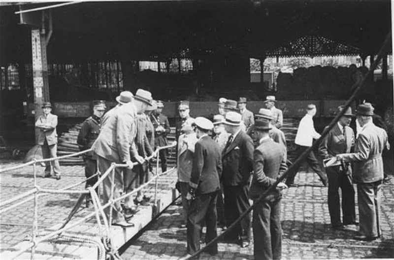 Kapitan statku St. Louis Gustav Schröder negocjuje z belgijskimi urzędnikami w porcie w Antwerpii pozwolenia na lądowanie dla pasażerów