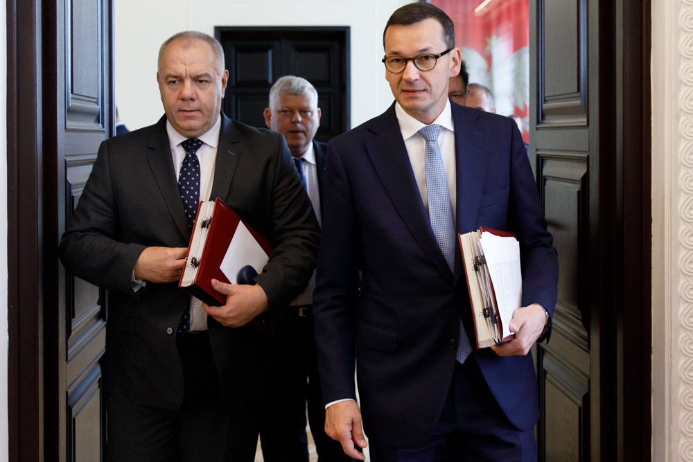 Mateusz Morawiecki i Jacek Sasin na posiedzeniu rządu