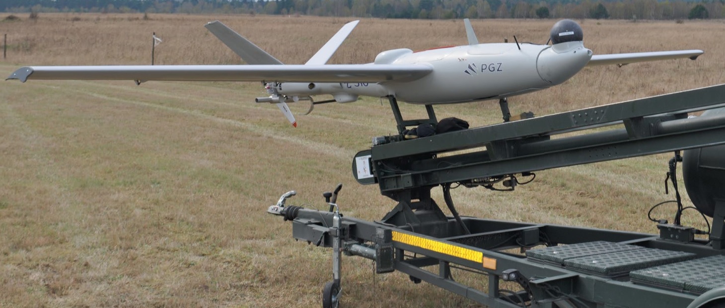 Dron E-310 na wyrzutni startowej