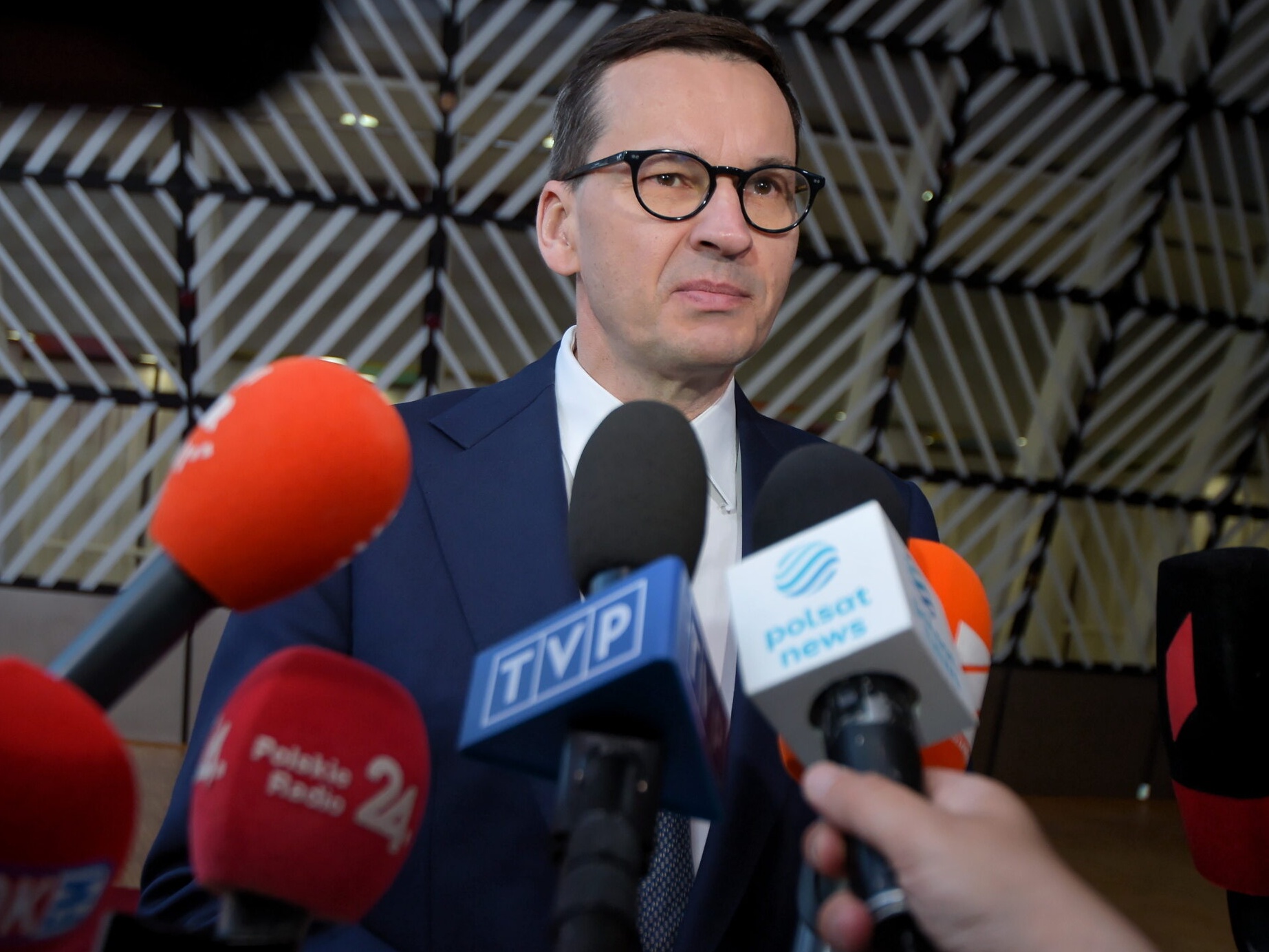 Premier Mateusz Morawiecki podczas wypowiedzi dla mediów w Brukseli.