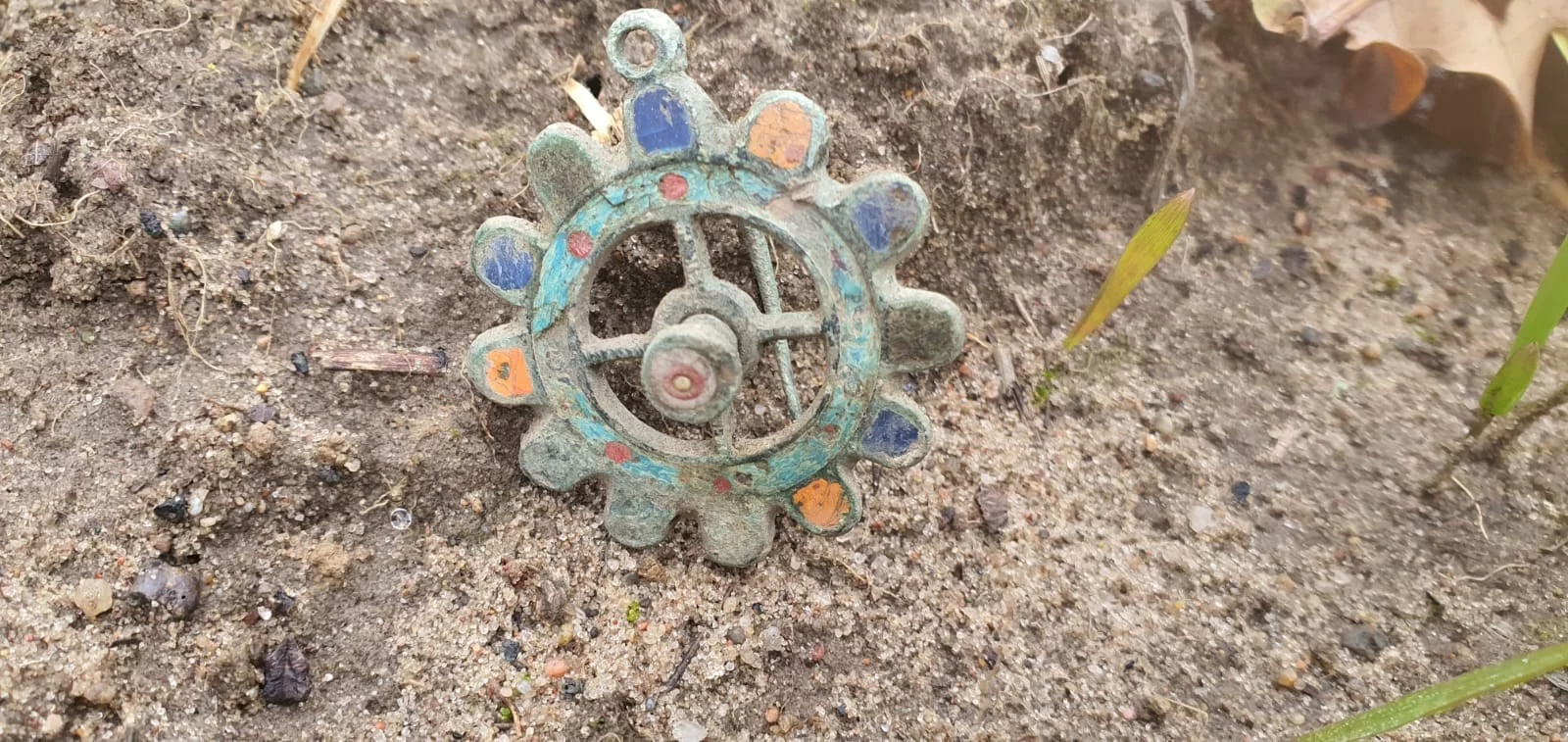 Emaliowana fibula (zapinka), Rzym I-II wiek n.e. Przedmiot znaleziono koło Grudziądza