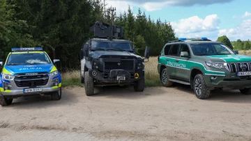 Dubicze Cerkiewne. Pojazdy policji i Straży Granicznej