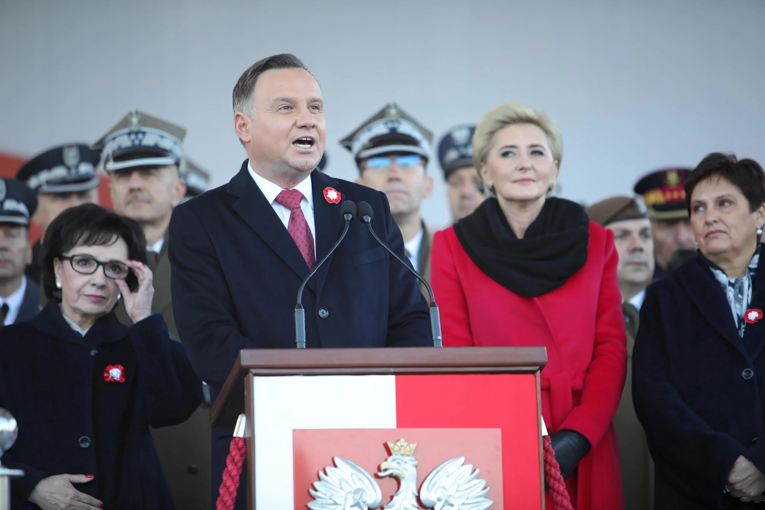 Prezydent Andrzej Duda (2L) wraz z Małżonką Agatą Kornhauser-Dudą (2P), marszałek Sejmu VIII kadencji Elżbieta Witek (L) oraz Szef Kancelarii Prezydenta Halina Szymańska (P) podczas uroczystej odprawy wart, 11 bm. przed Grobem Nieznanego Żołnierza.