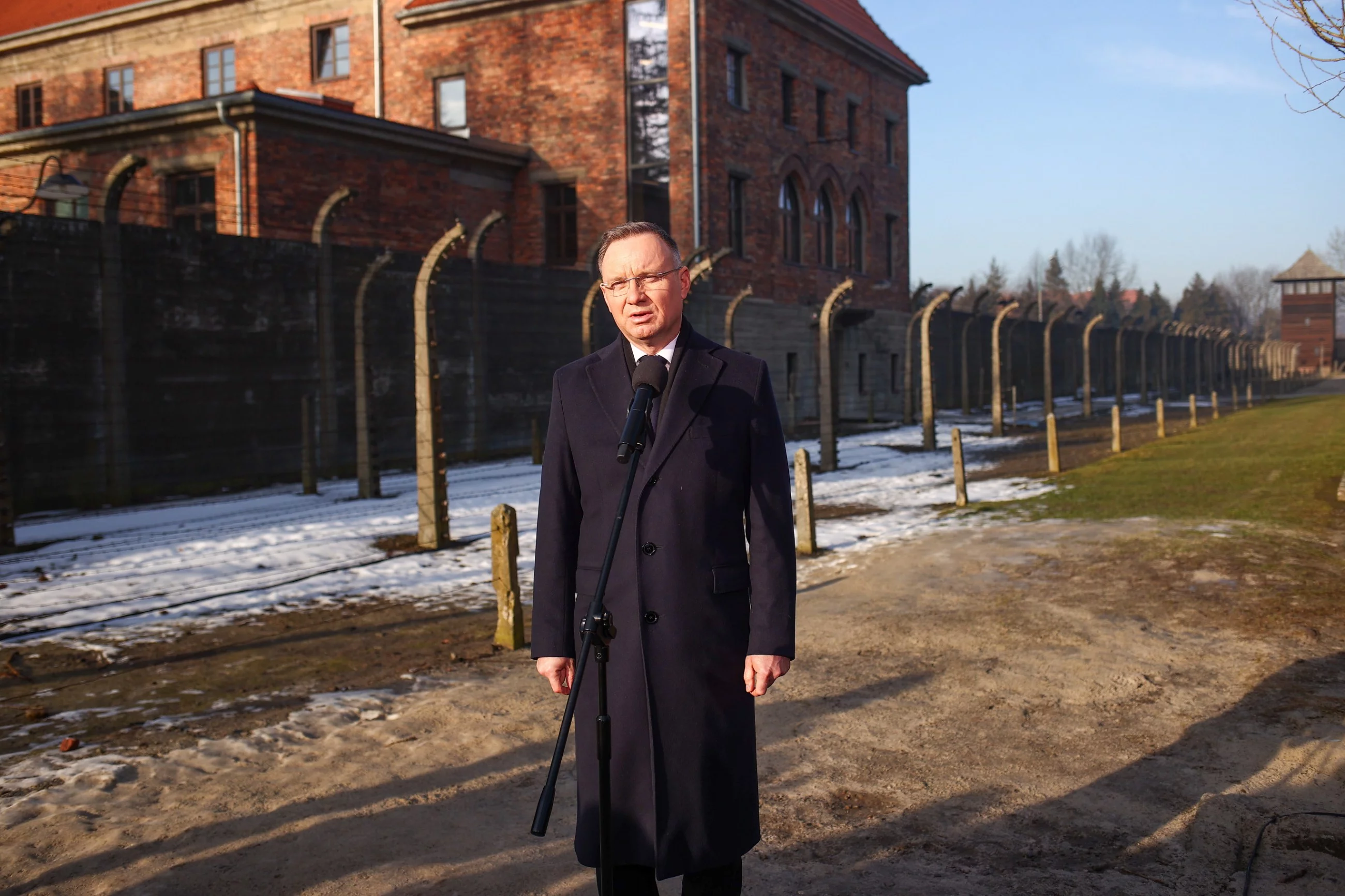 Prezydent RP Andrzej Duda podczas wypowiedzi dla mediów na terenie byłego obozu Auschwitz w Oświęcimiu