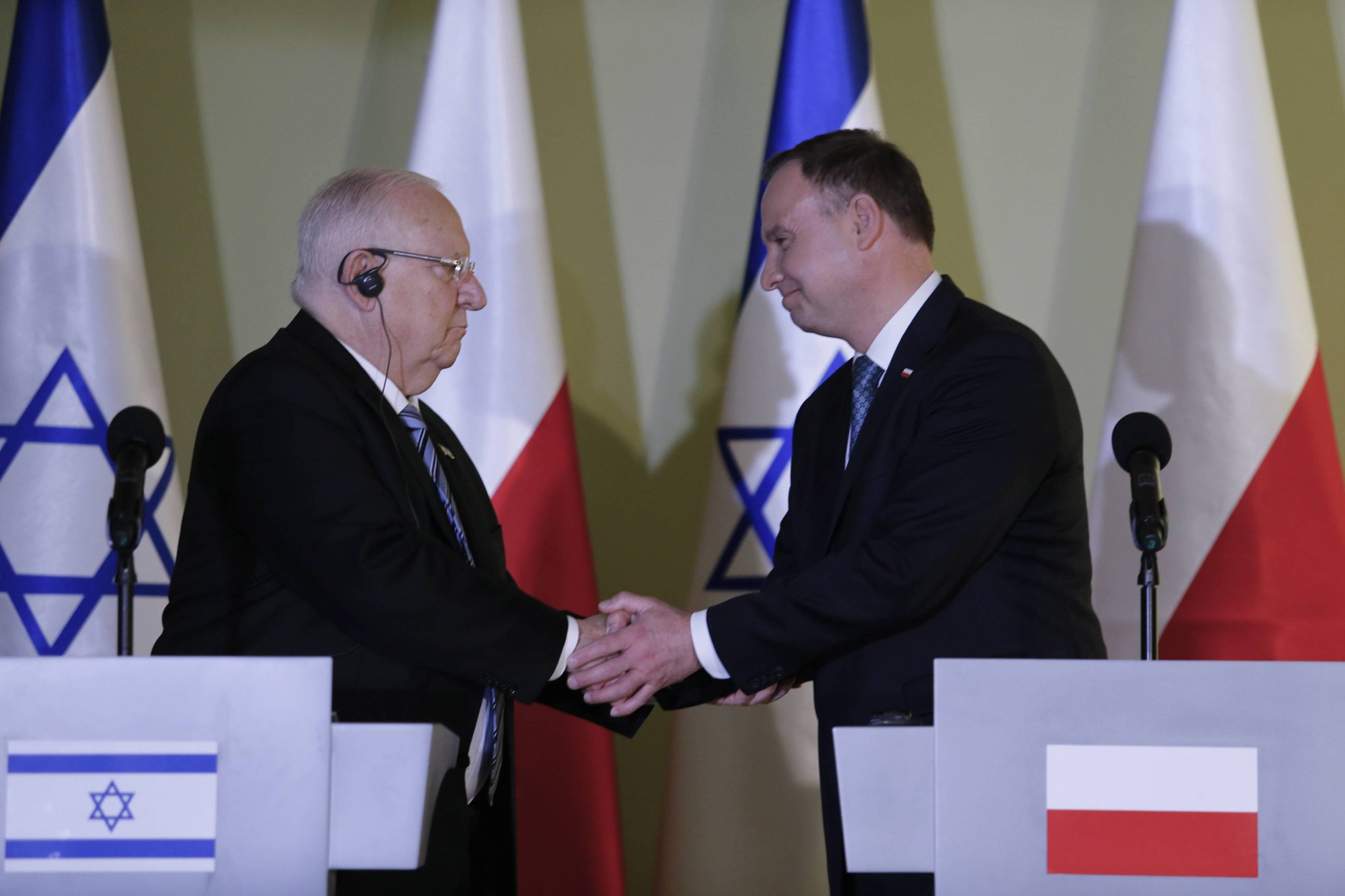 rezydent Andrzej Duda (P) i prezydent Izraela Reuven Riwlin (L) podczas oświadczenia dla mediów po spotkaniu, w Centrum Dialogu i Modlitwy w Oświęcimiu