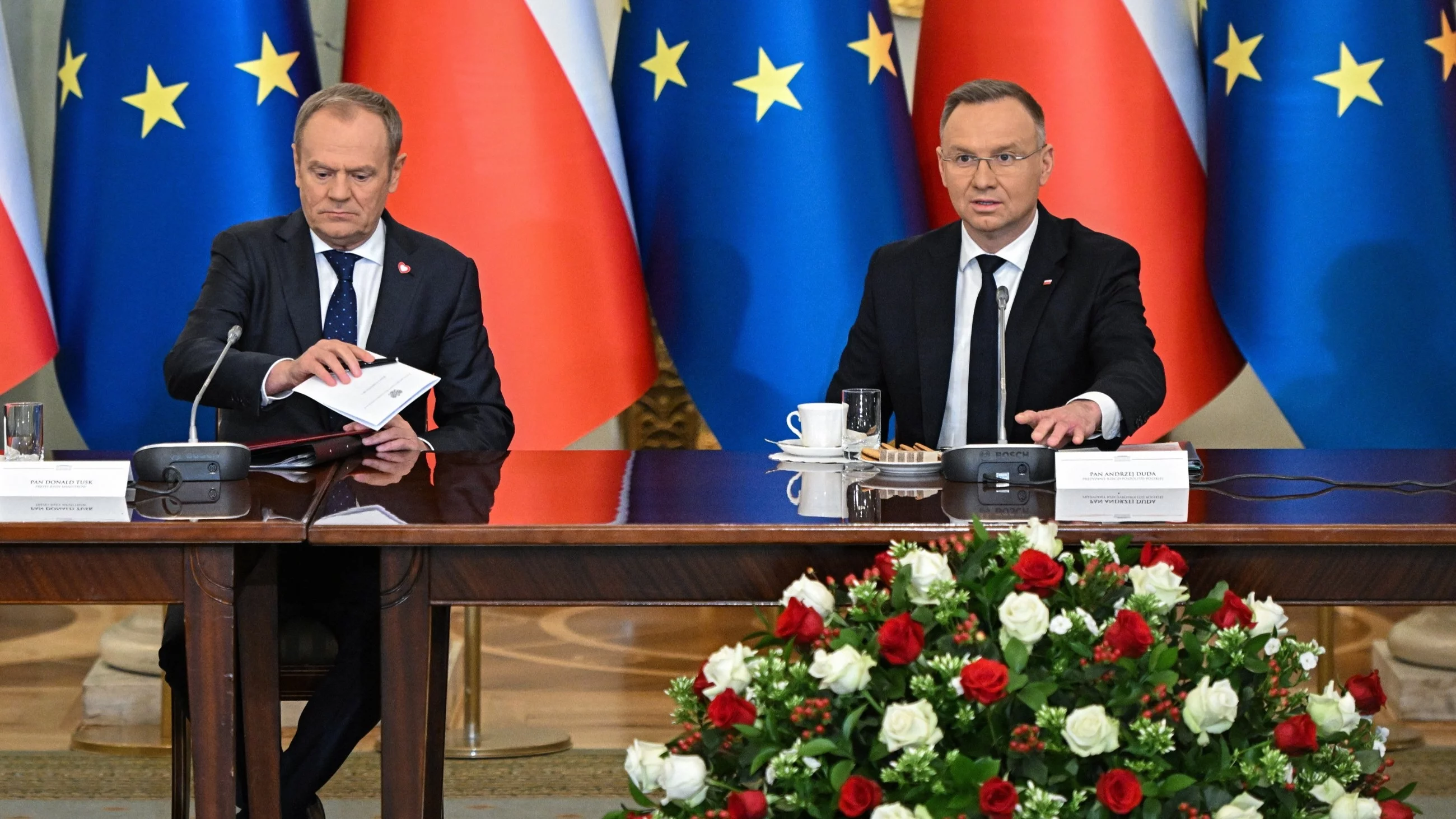 Prezydent Andrzej Duda (P) i premier Donald Tusk (L) na posiedzeniu Rady Gabinetowej