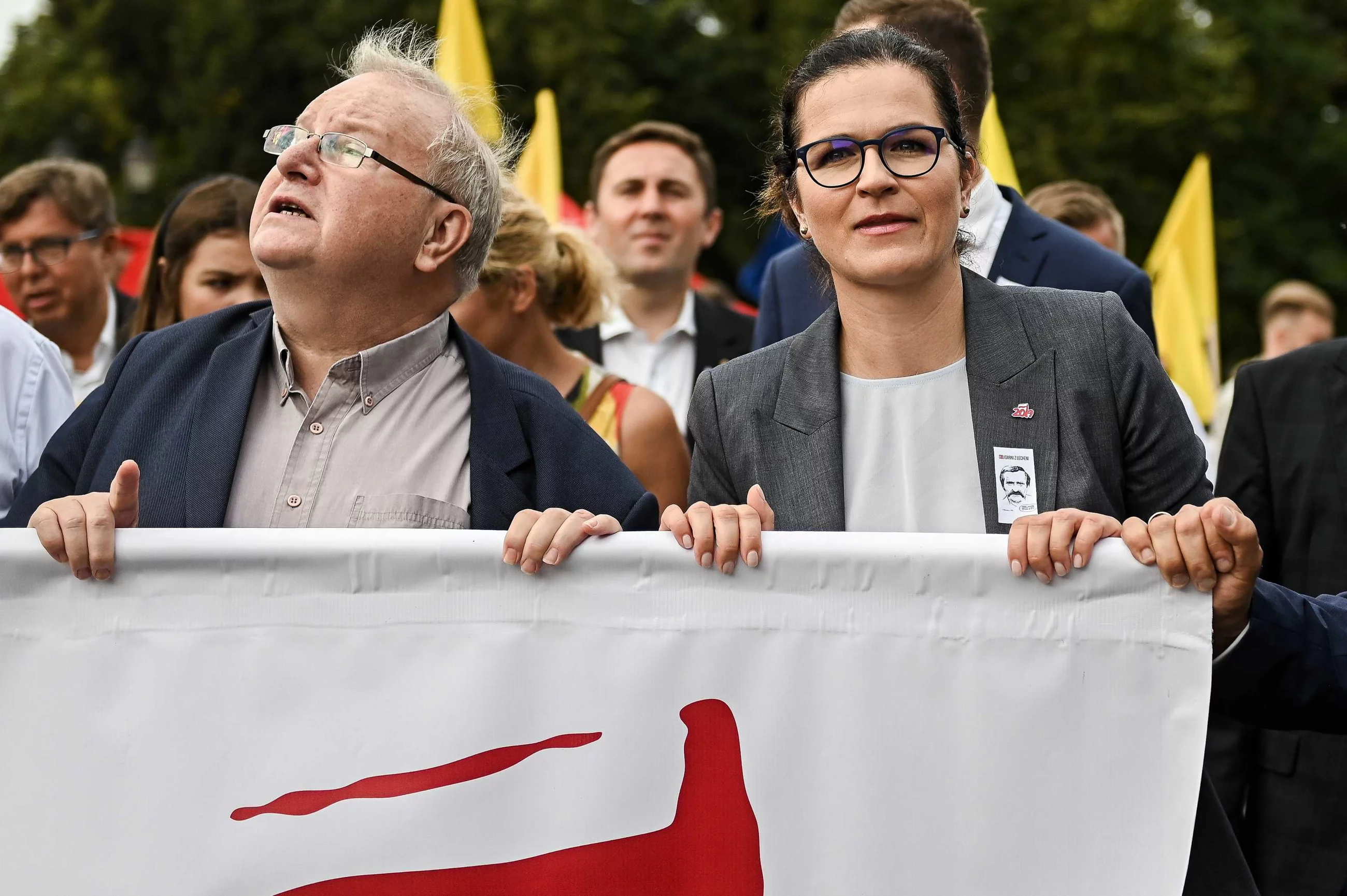 Prezydent Gdańska Aleksandra Dulkiewicz (P) i współtwórca Ruchu Młodej Polski Aleksander Hall (L) podczas przemarszu pod bramę nr 2 Stoczni Gdańskiej