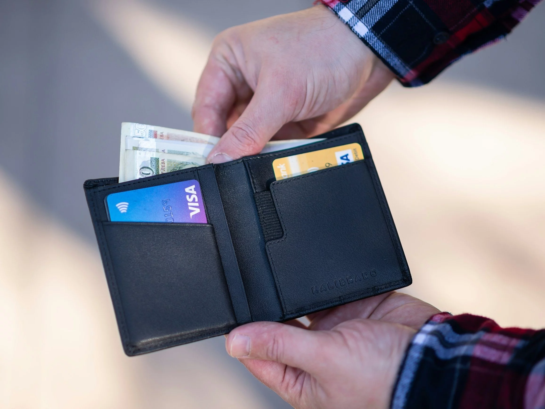 Portfel z gotówką i kartami płatniczymi