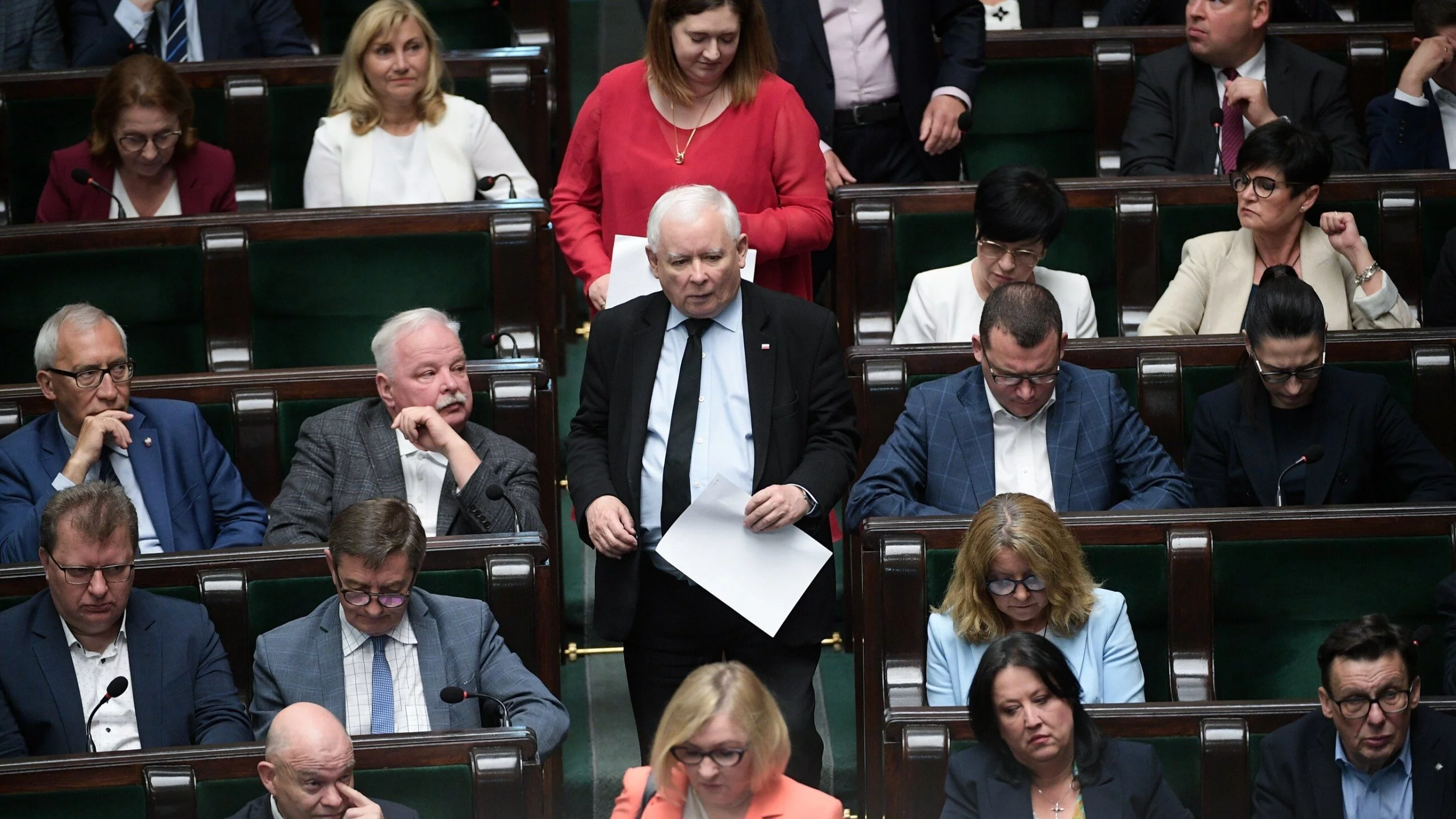 Jarosław Kaczyński i politycy PiS na sali plenarnej Sejmu