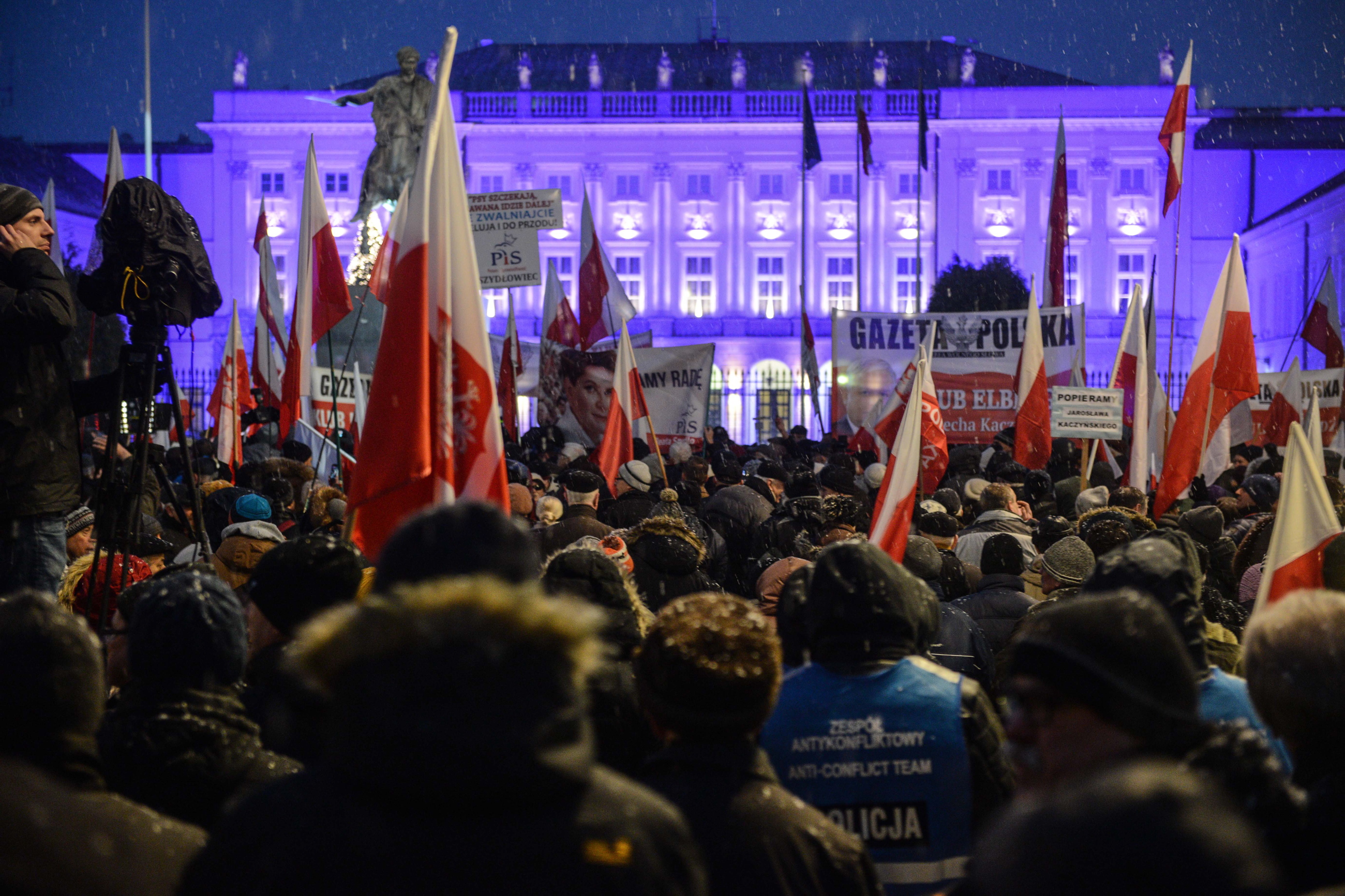 Manifestacja poparcia dla rządu i prezydenta