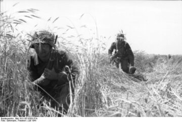 Dwaj niemieccy żołnierze w okolicy Lwowa. Lipiec, 1941 r.