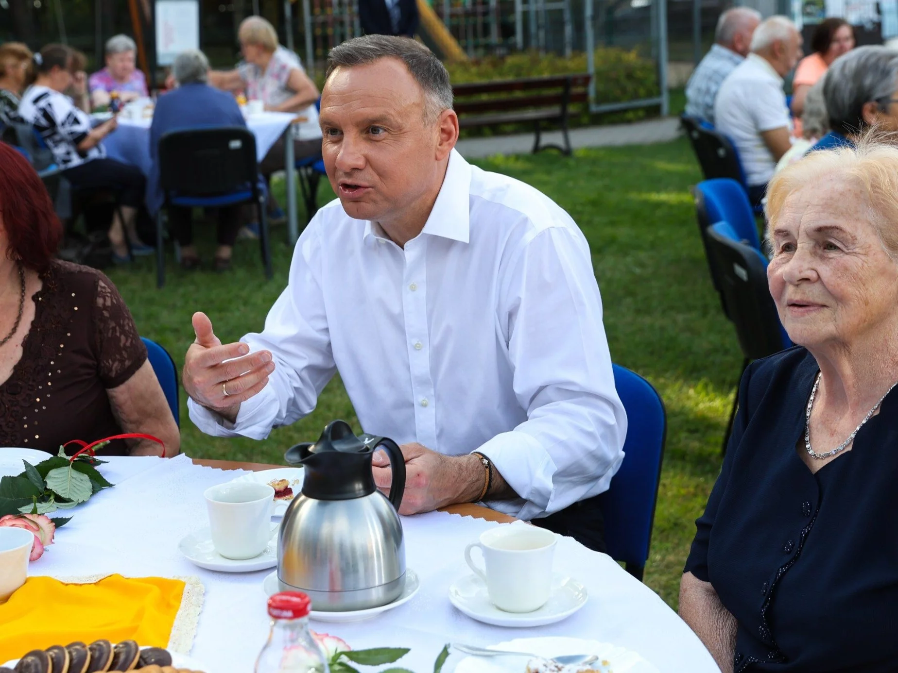 Prezydent RP Andrzej Duda (C) podczas wizyty w Dziennym Domu "Senior+" w Woli Karczewskiej