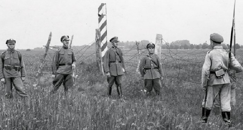 Żołnierze KOP podczas spotkania z sowieckim pogranicznikiem.