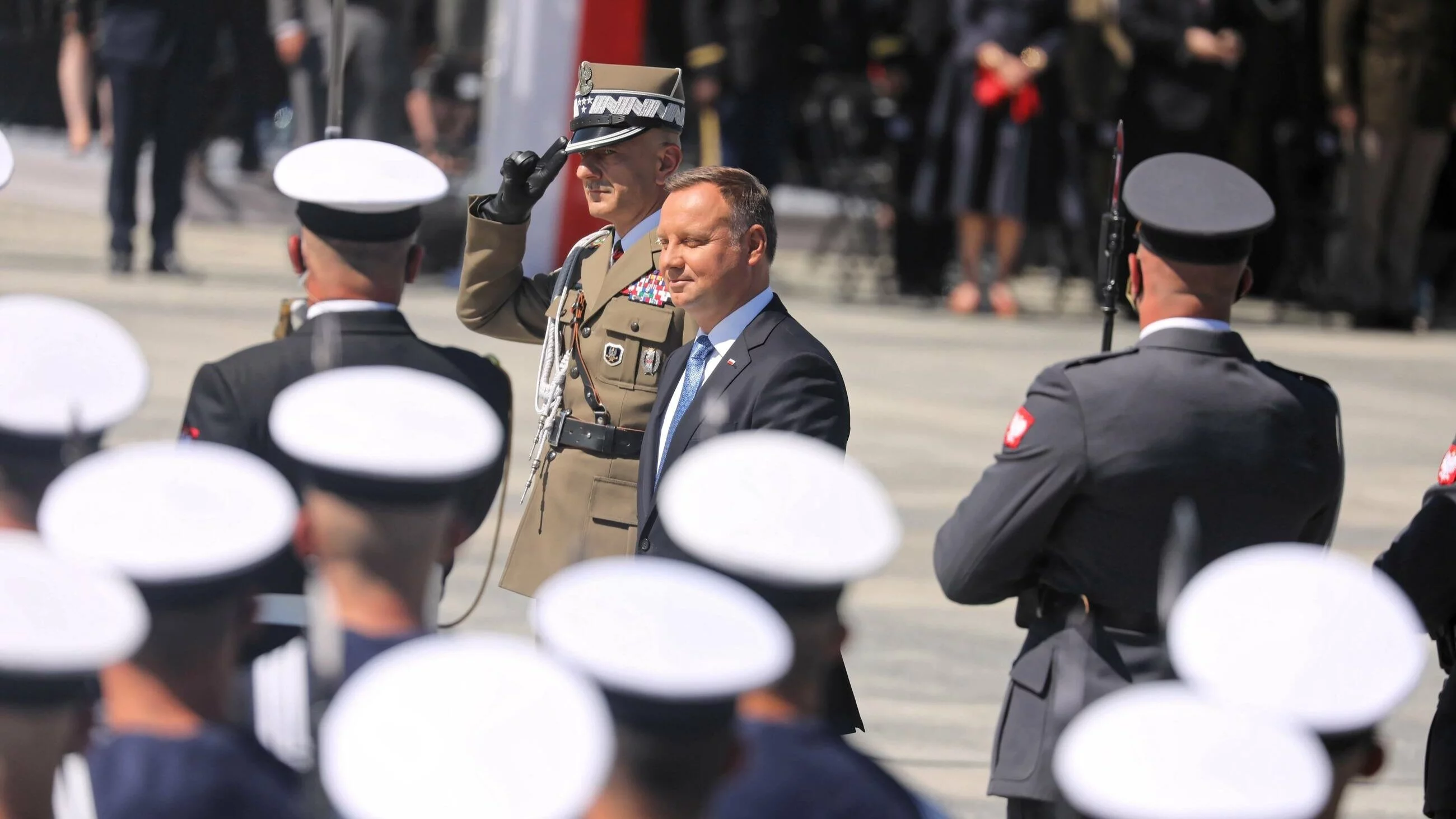 Prezydent Andrzej Duda i szef Sztabu Generalnego Wojska Polskiego generał Rajmund Andrzejczak podczas obchodów Święta Wojska Polskiego