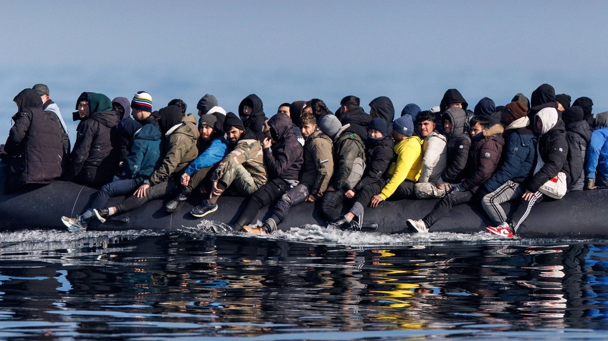 Imigranci na łodzi przepływają przez kanał La Manche