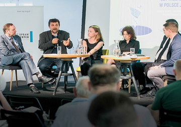 Dyskusja na temat wolności prasy w Polsce z udziałem autorki raportu Freedom House – Annabelle Chapman (trzecia od lewej)
